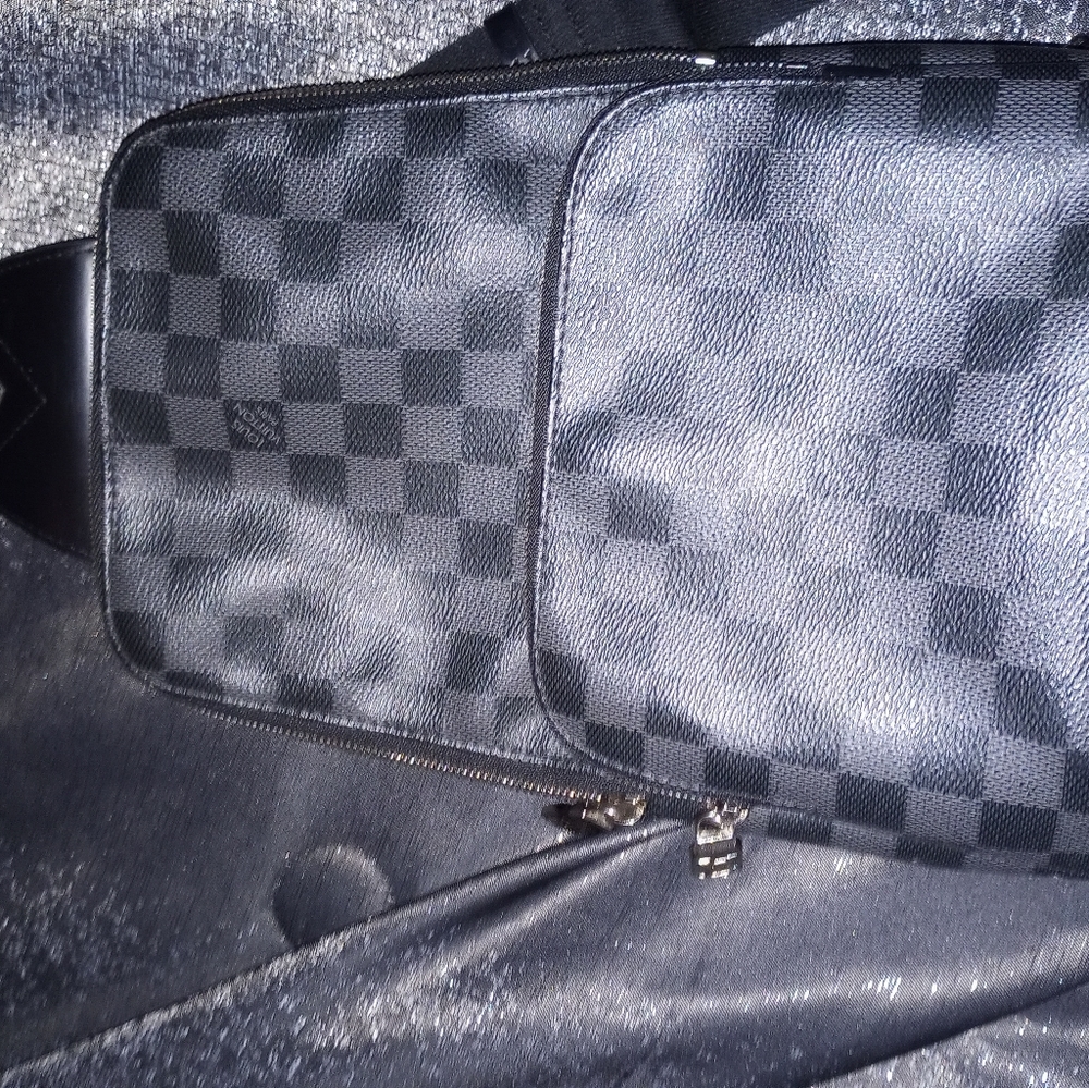 100 % Authentic Louis Vuitton Damier Mens Sling